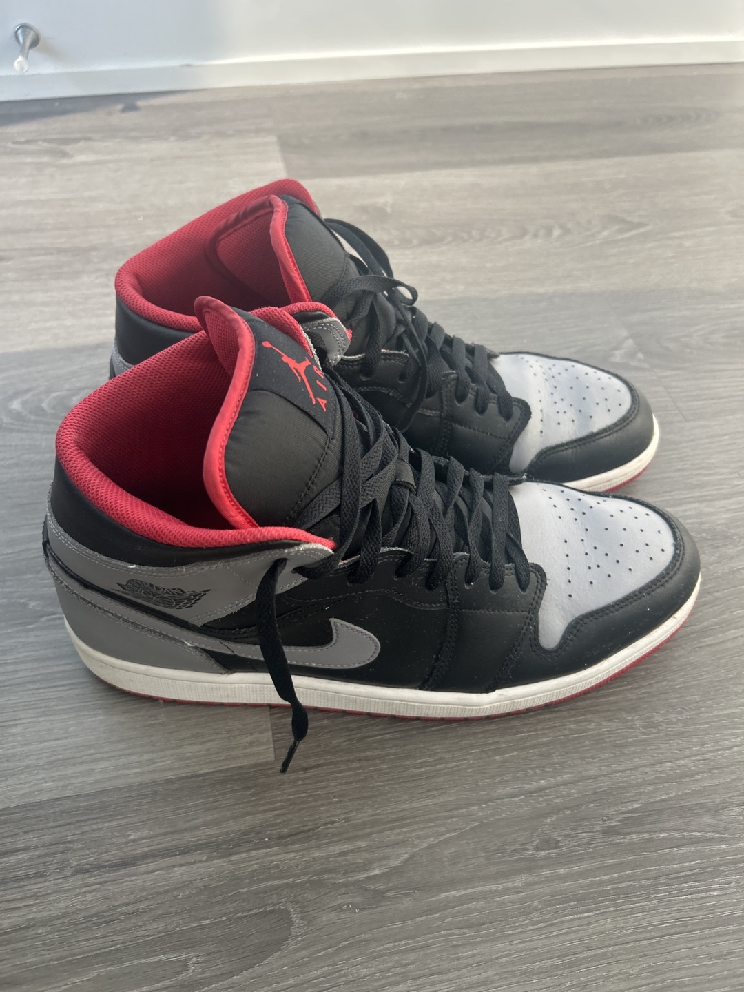 Air Jordan 1 Mid - Black/Grey/Red