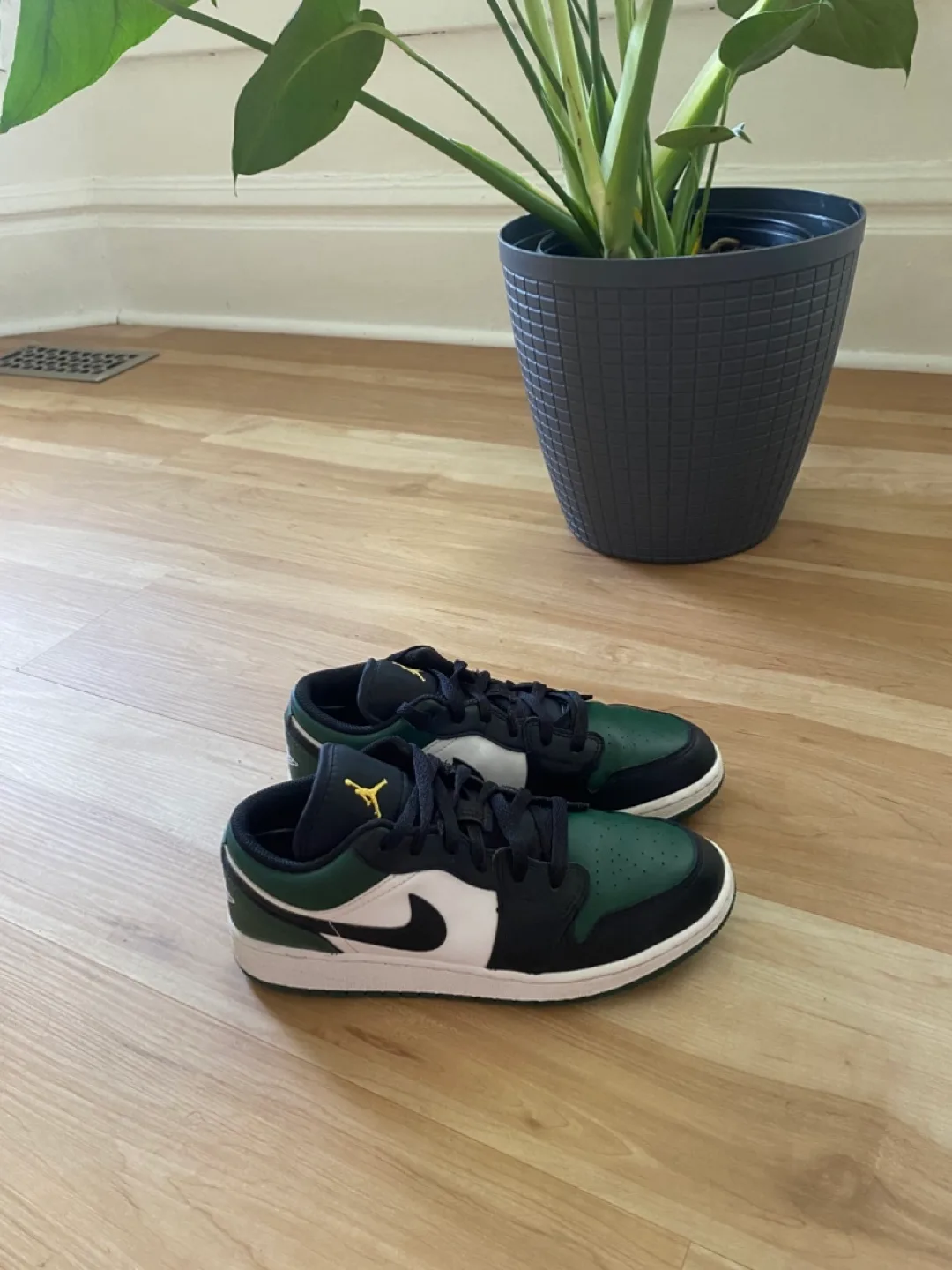 Jordan 1 Low Green/Black Sneakers thumbnail