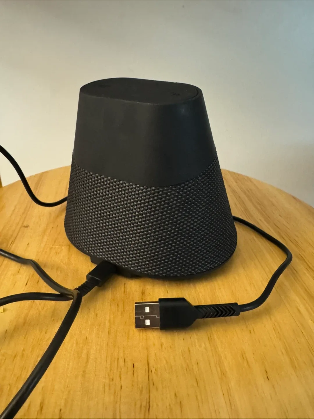 iQ Speakerphone with Wireless Charging image indicator(2)