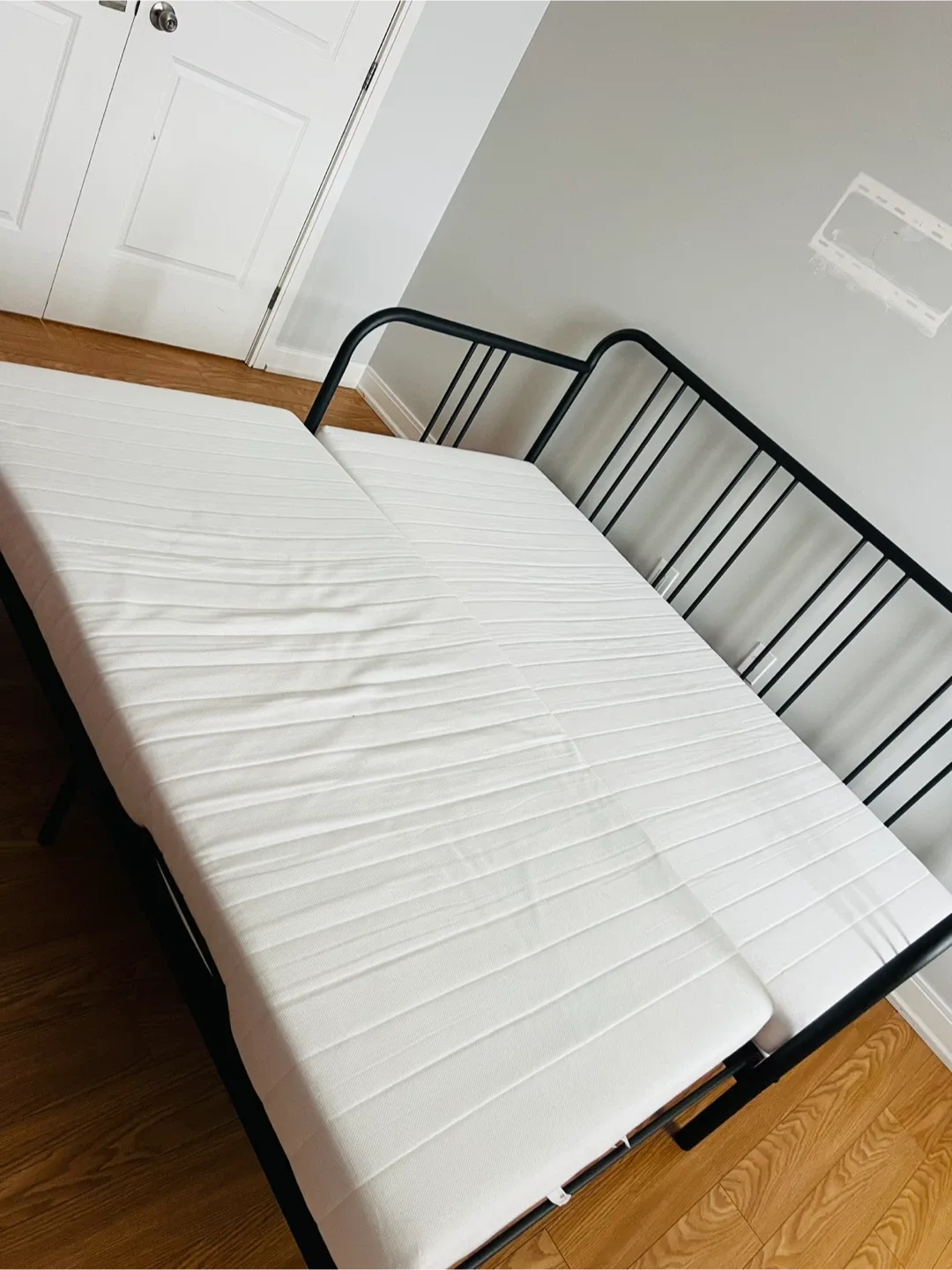 IKEA Hemnes Daybed Frame with Mattress image indicator(2)