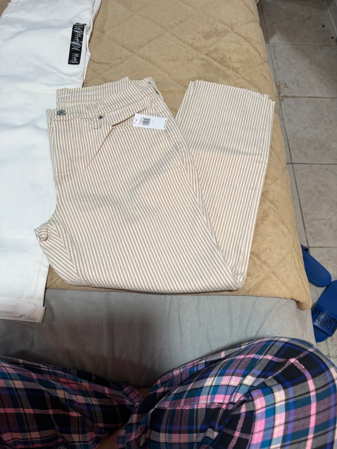 NWT woman’s Boyfriend Jeans - Size 4 image indicator(4)