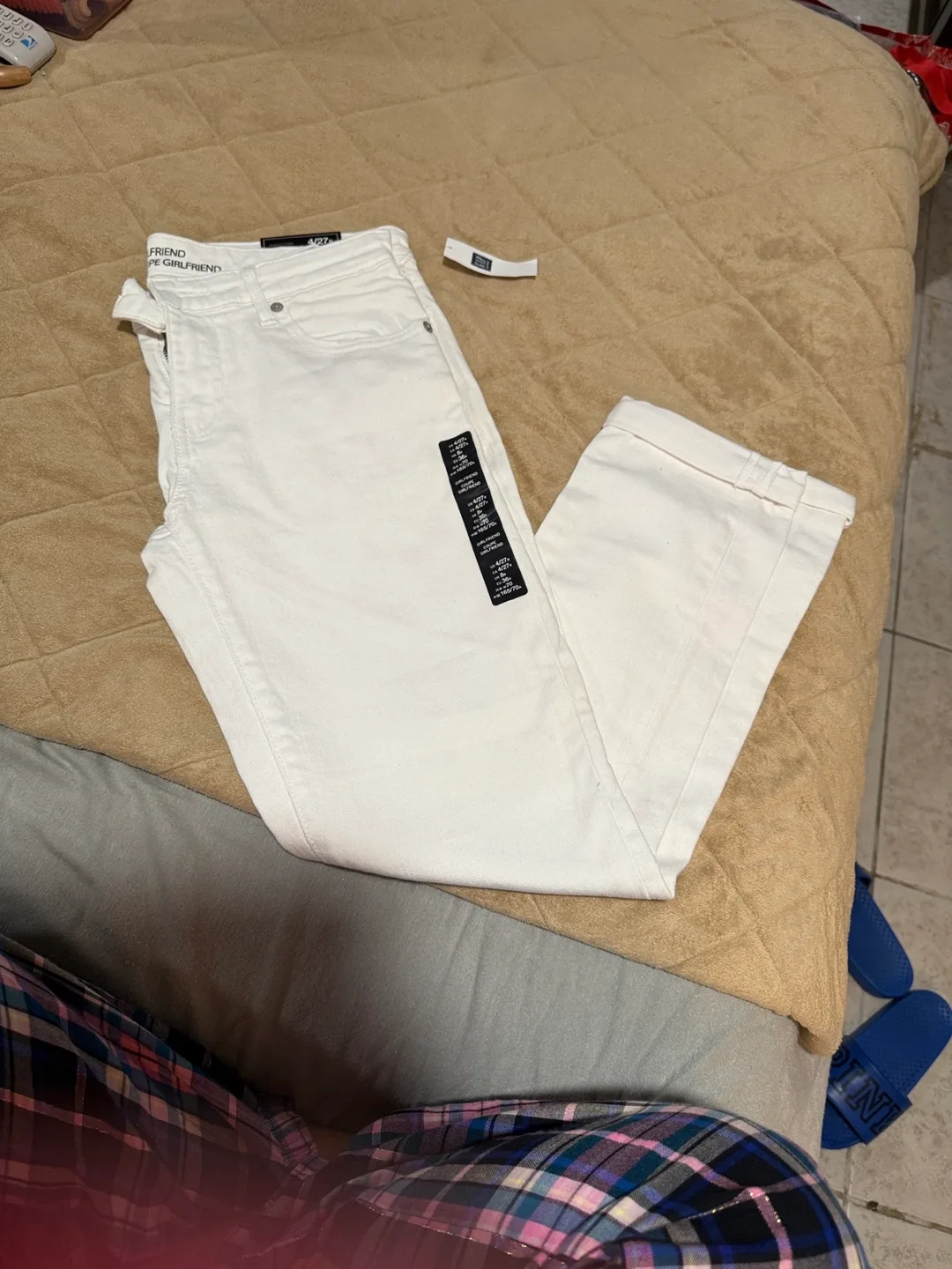 NWT woman’s Boyfriend Jeans - Size 4 image indicator(7)