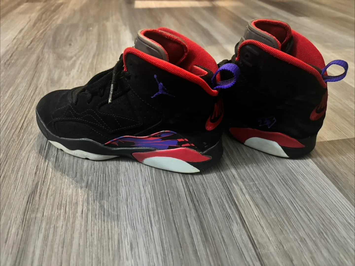 Size 1 — Nike Air Jordan 6 Retro Black/Red Kids Shoes image indicator(3)