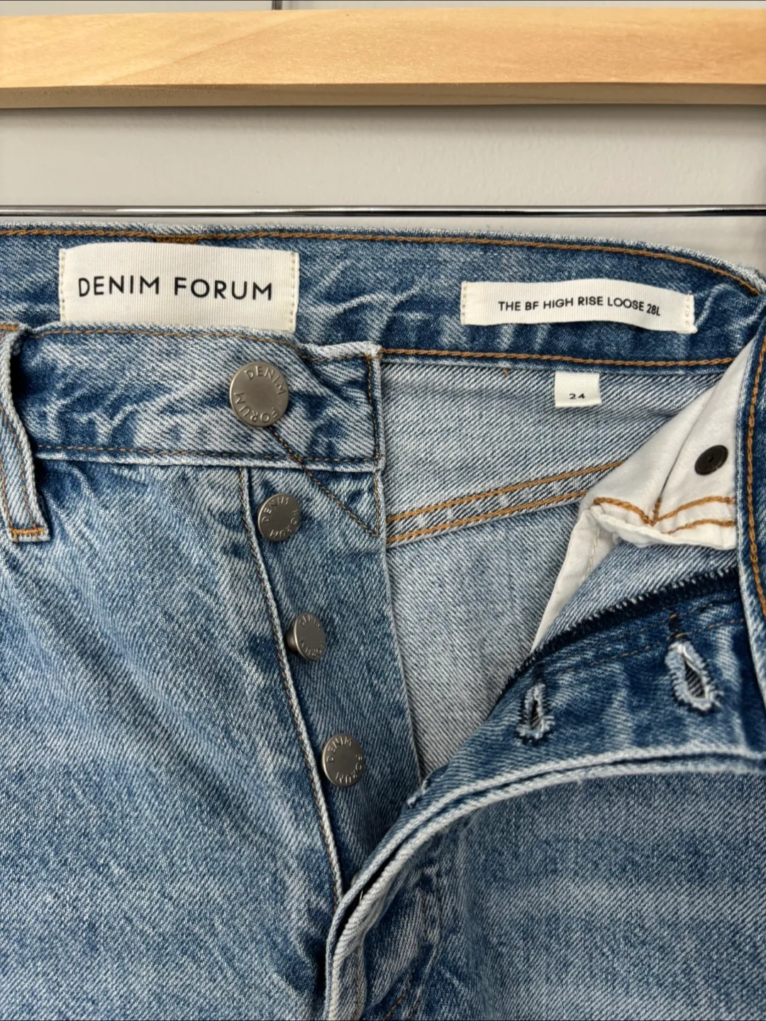Aritzia - Denim Forum BF High Rise Loose Jeans - Size 24 image indicator(2)