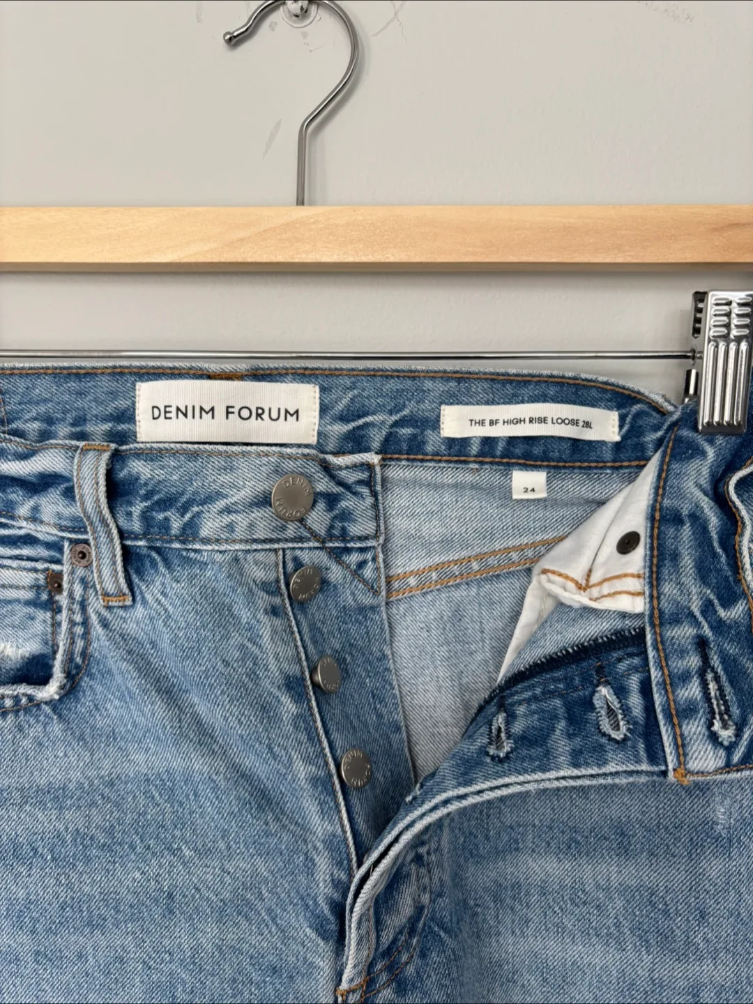 Aritzia - Denim Forum BF High Rise Loose Jeans - Size 24 image indicator(4)