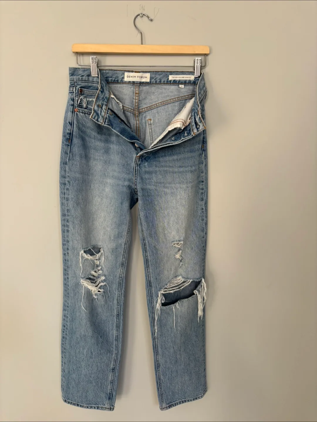 Aritzia - Denim Forum Joni Highrise Loose Size 25 image indicator(2)