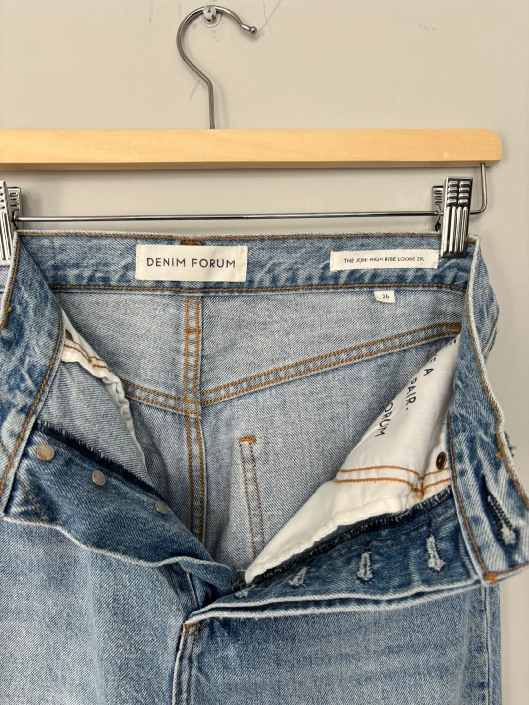 Aritzia - Denim Forum Joni Highrise Loose Size 25 image indicator(3)