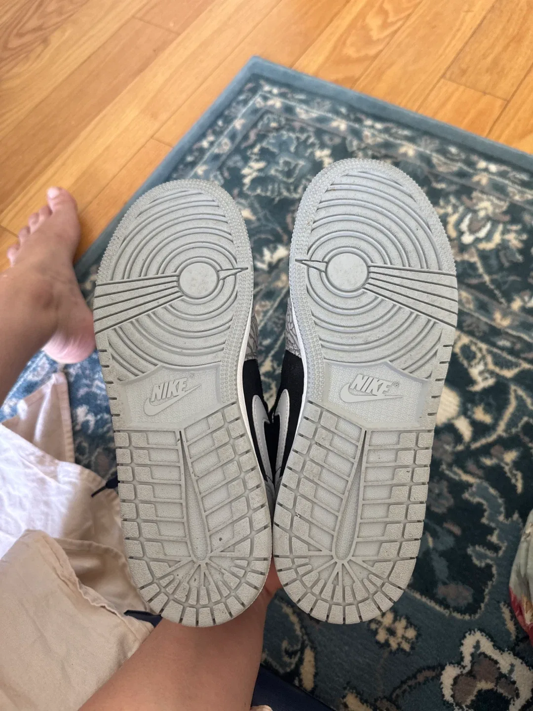 Nike Air Jordan 1 Mid SE Cement Grey size 5Y. image indicator(3)