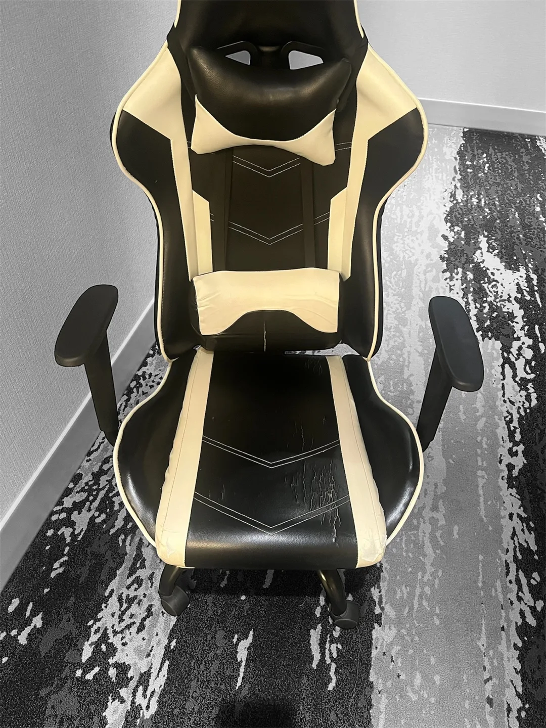 Black & White Gaming Chair thumbnail