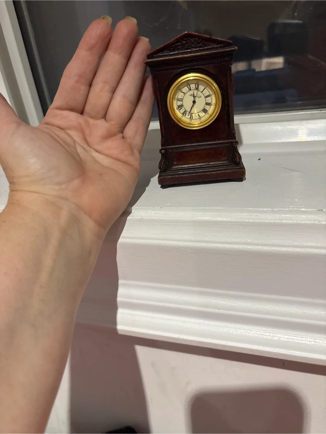 Miniature Brown Mantel Clock image indicator(5)