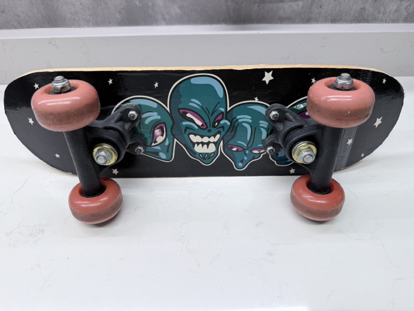 Skateboard with Alien Design - photo 3
