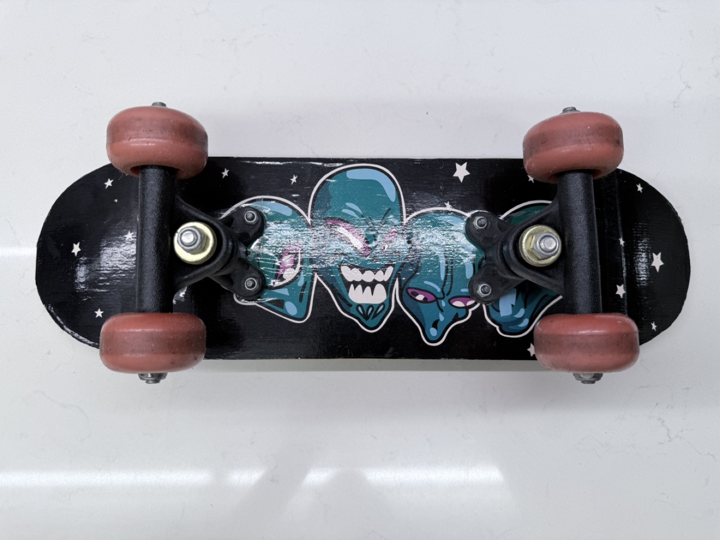 Skateboard with Alien Design - photo 2
