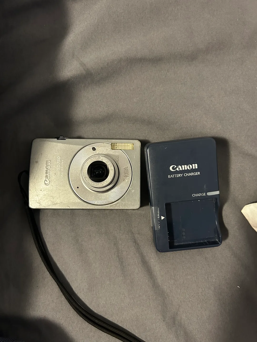 Canon PowerShot SD750 Digital Elph Camera thumbnail