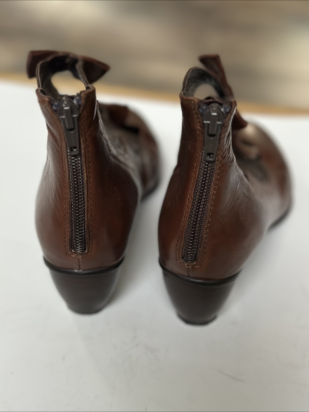 EVERYBODY Leather Ankle Boots with Bow Detail - photo 5