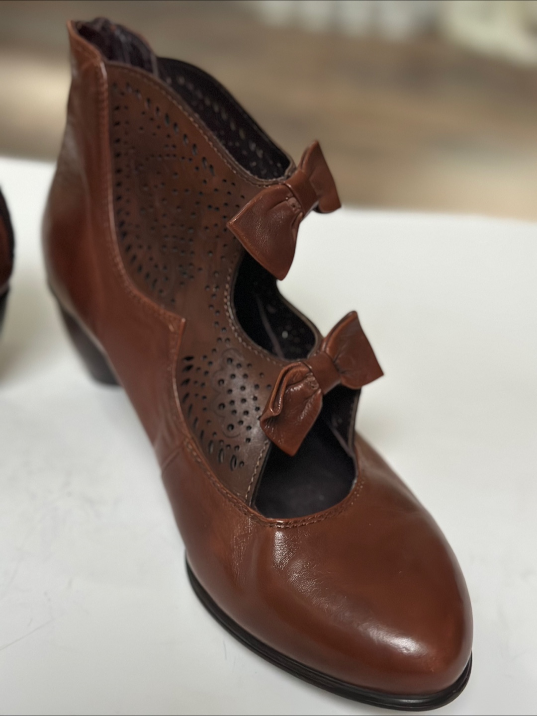 EVERYBODY Leather Ankle Boots with Bow Detail - photo 3