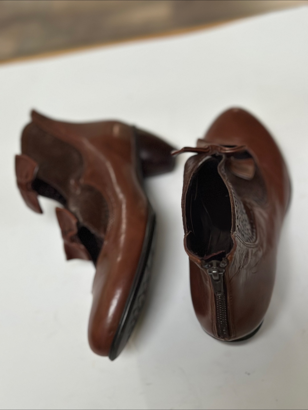 EVERYBODY Leather Ankle Boots with Bow Detail - photo 4