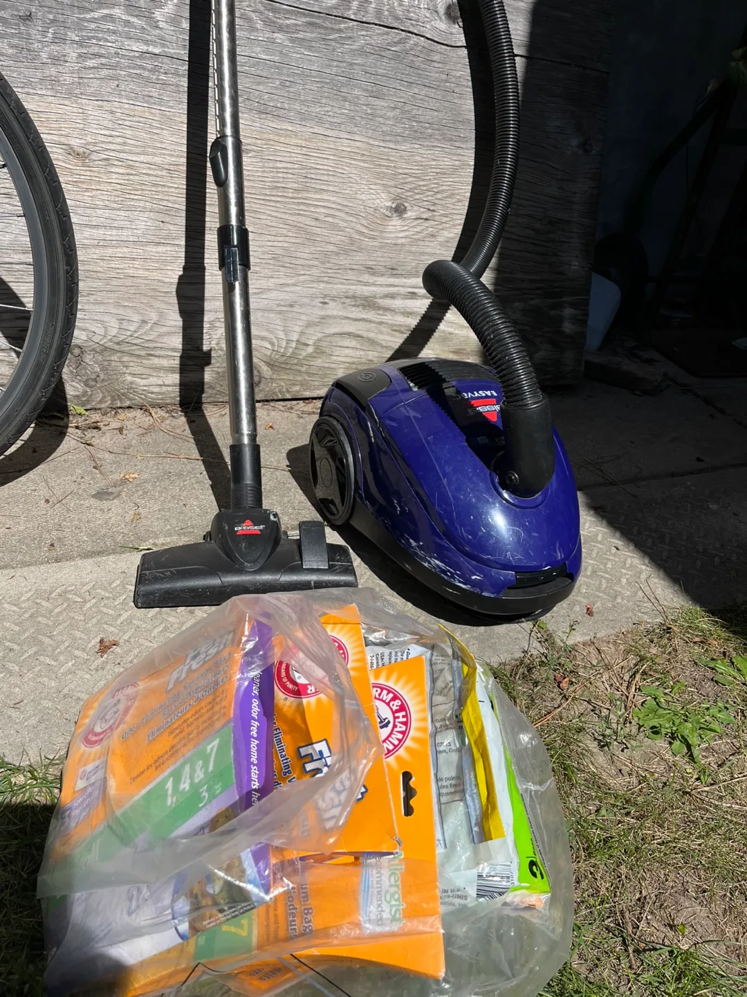 Bissell Vacuum Cleaner with Arm & Hammer Filters thumbnail