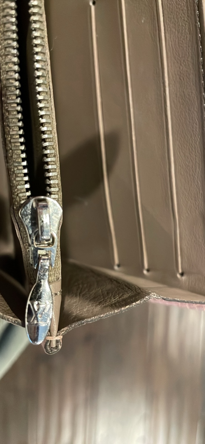Louis Vuitton Capucine Leather Wallet - photo 4