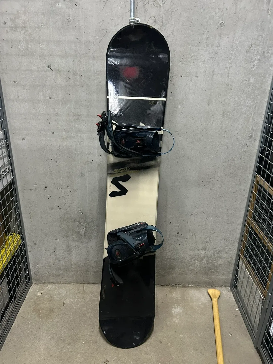 Salomon Snowboard with Bindings image indicator(6)