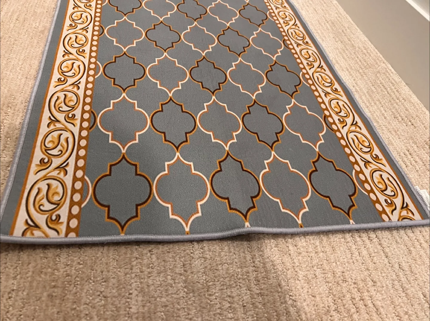 Long Throw Rug image indicator(3)