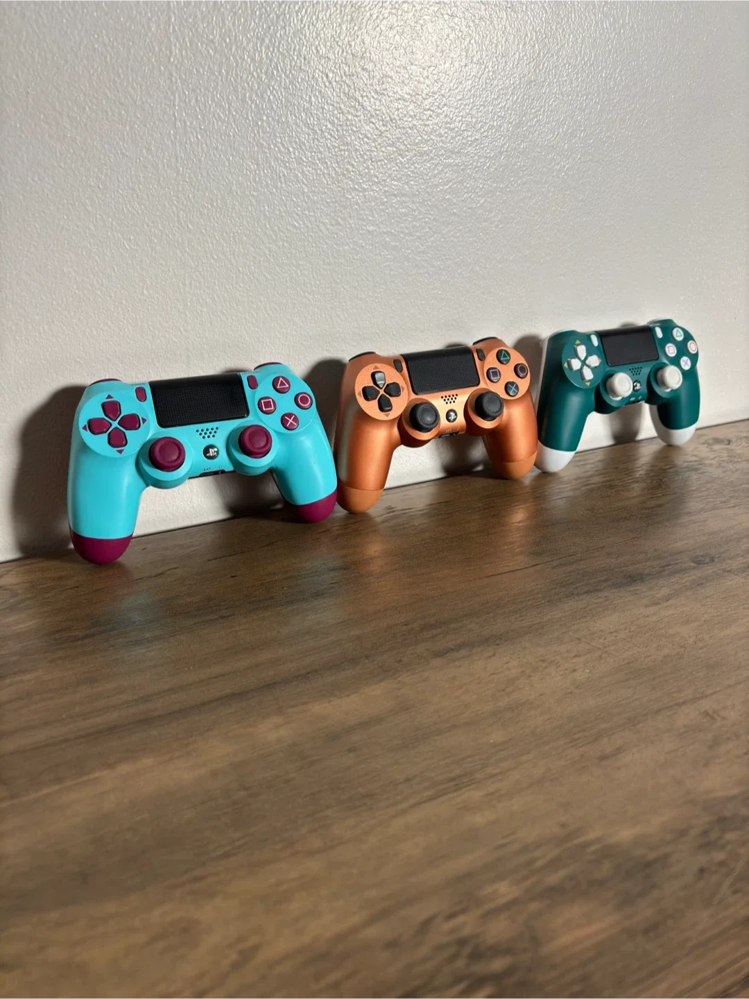 PS4 DualShock 4 Controllers - One Left! thumbnail