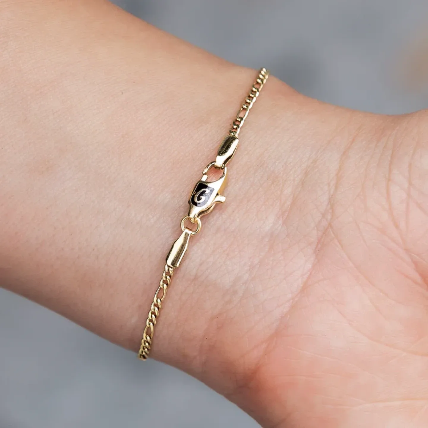 18k Gold 6” Figaro Chain Bracelet image indicator(2)