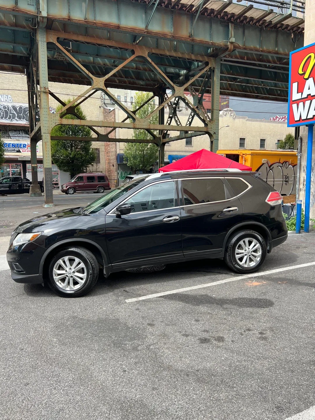 Black Nissan Rogue SV AWD thumbnail