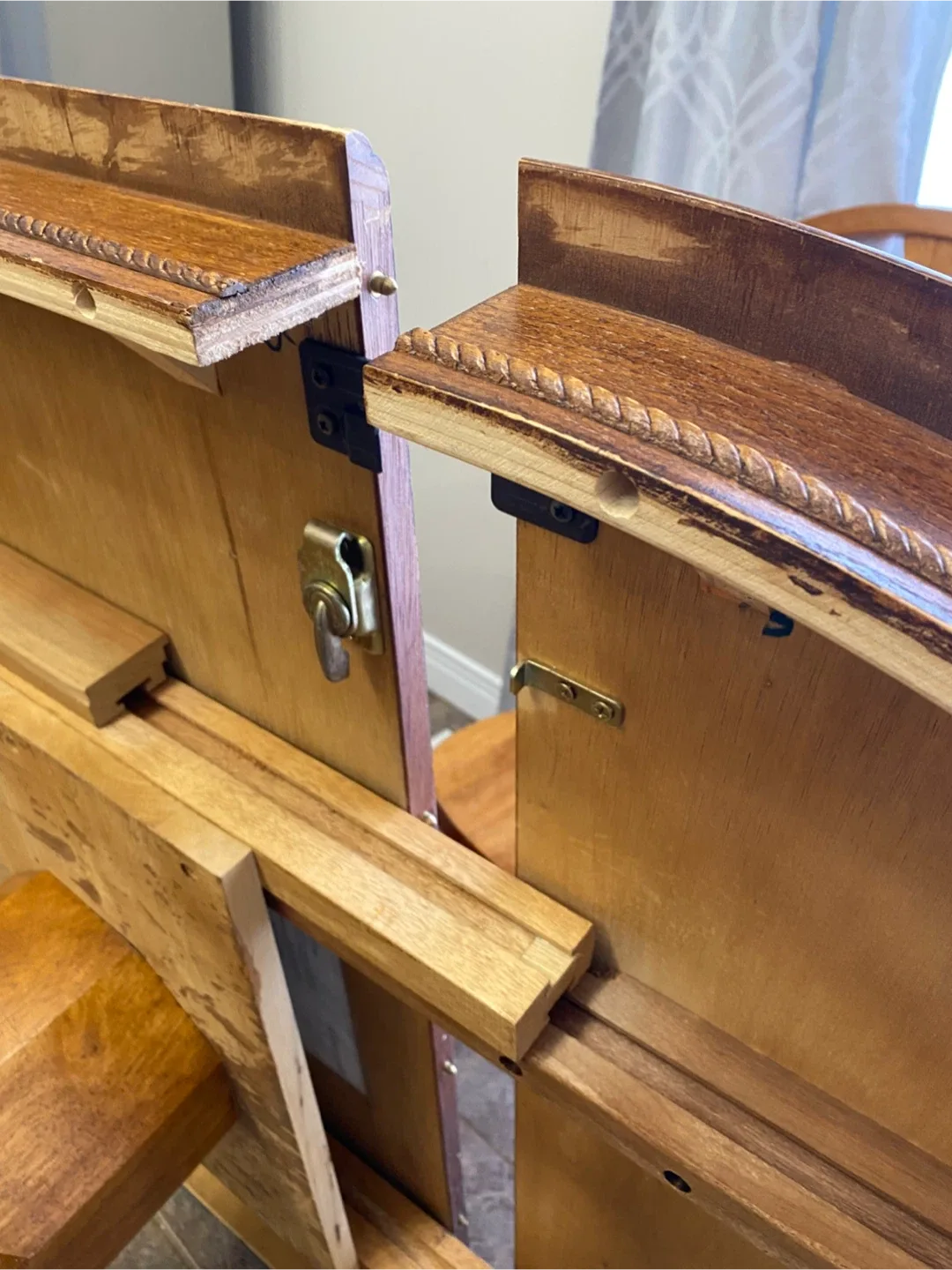 Solid wood dining table and 6 chairs image indicator(6)