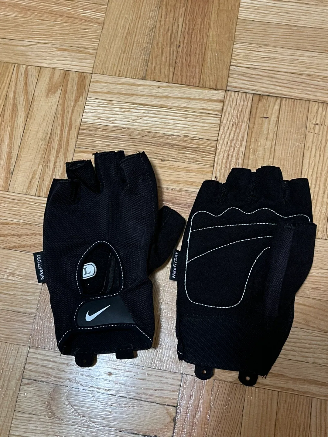 Nike FitDry Cycling Gloves - Size L thumbnail