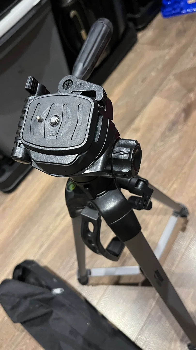 amazon 60-Inch Lightweight Tripod with Bag image indicator(5)