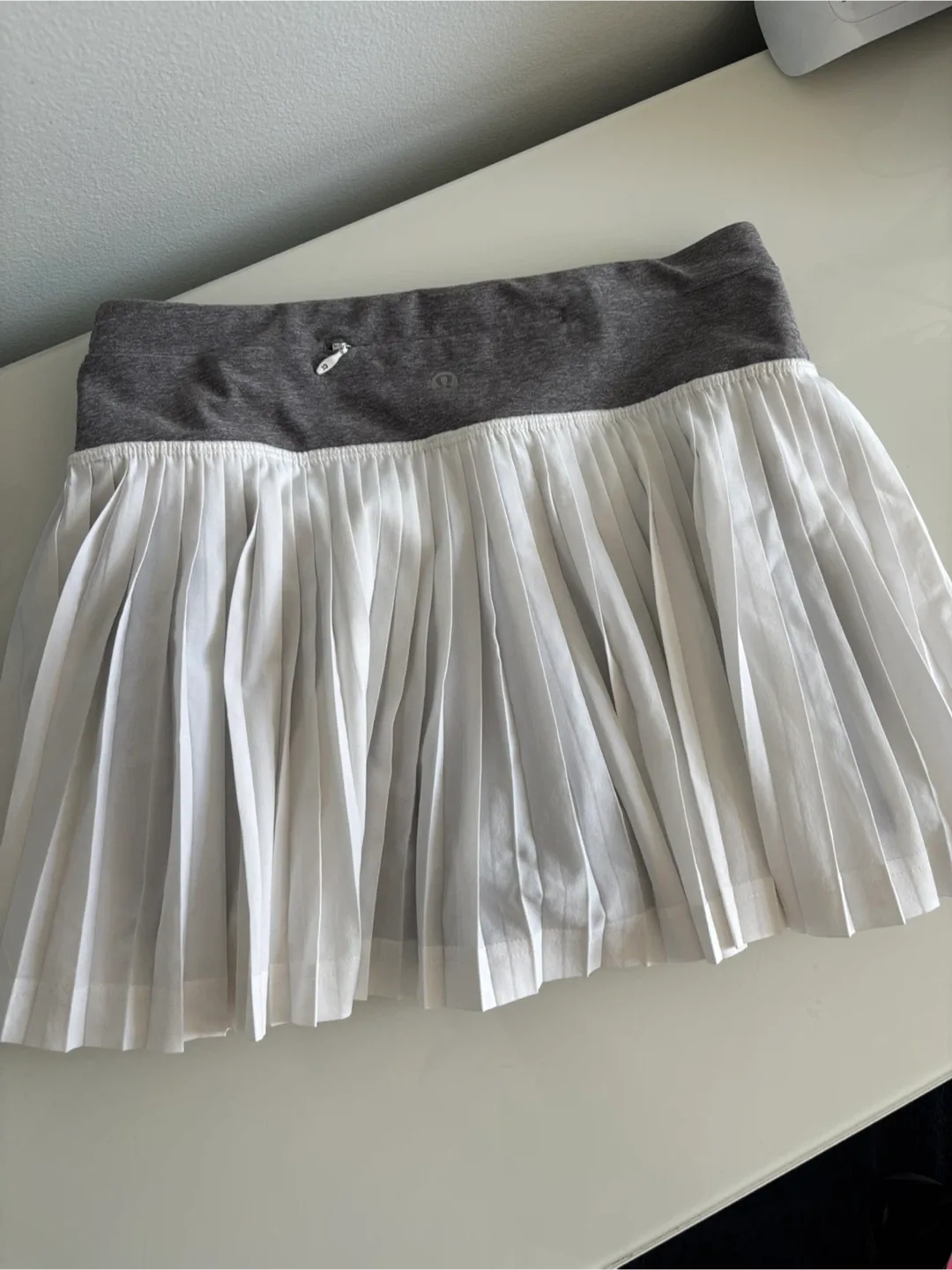 Lululemon | Grey and White Pleated Skort - Size 2 image indicator(4)