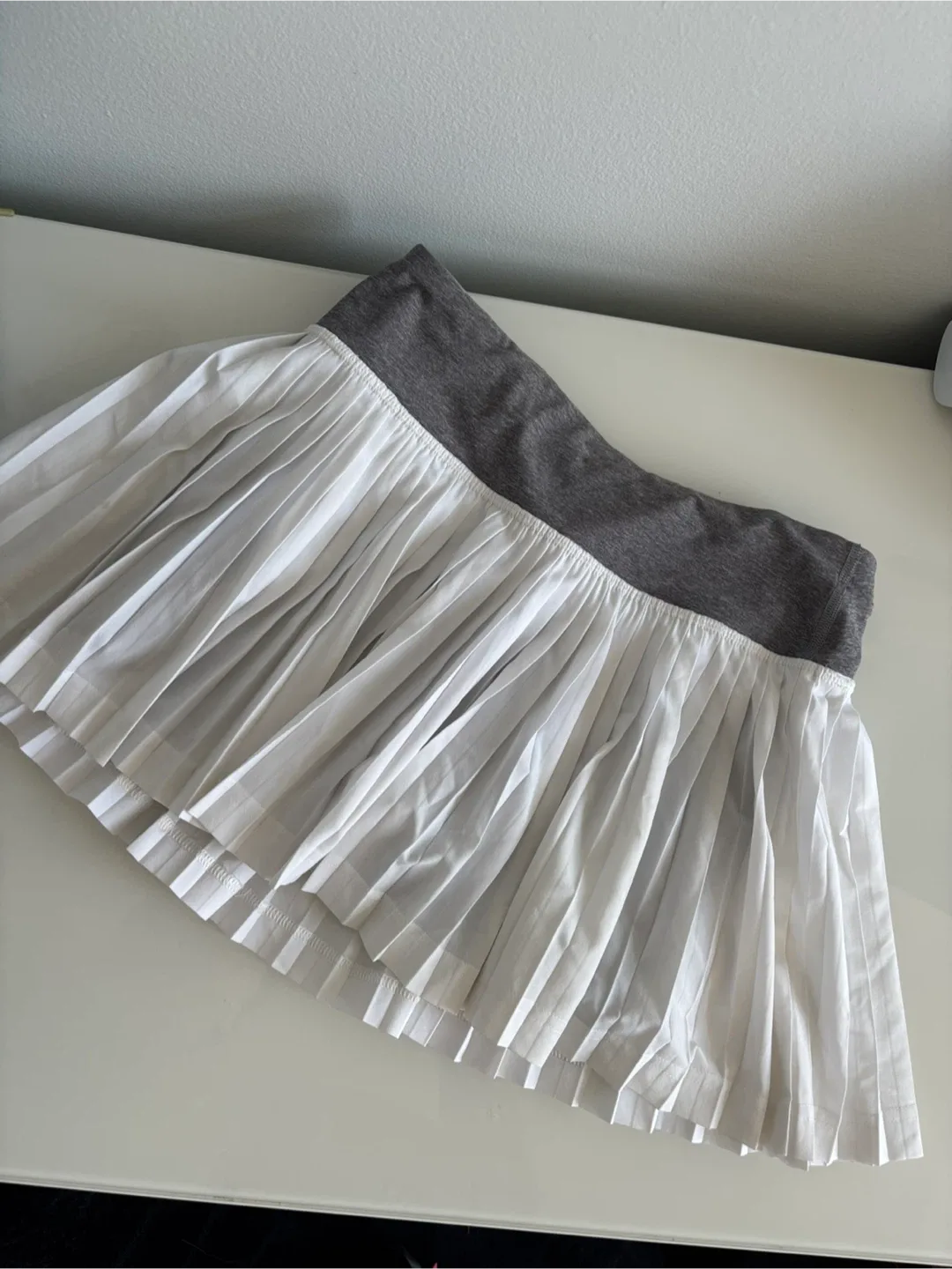 Lululemon | Grey and White Pleated Skort - Size 2 image indicator(3)