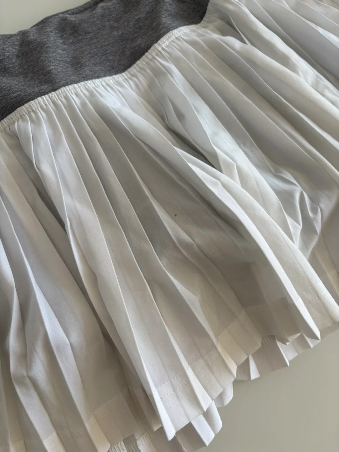 Lululemon | Grey and White Pleated Skort - Size 2 image indicator(7)