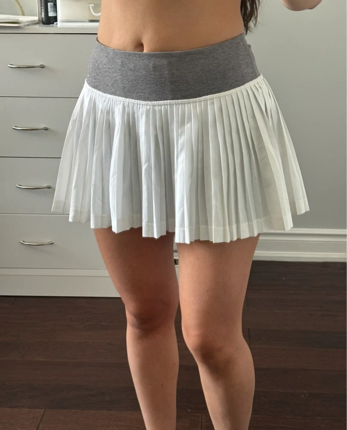 Lululemon | Grey and White Pleated Skort - Size 2 thumbnail
