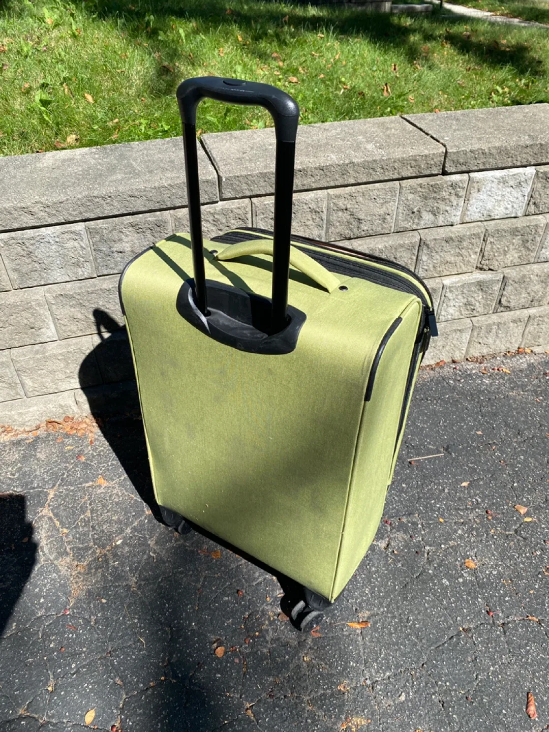 Medium Travel Suitcase - green image indicator(2)