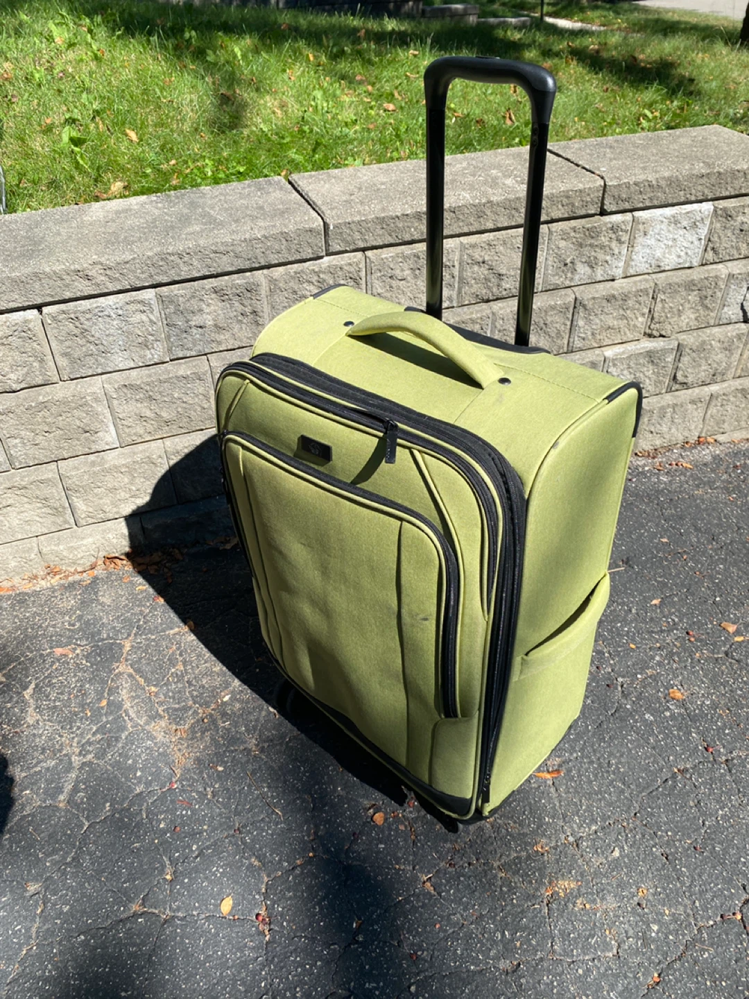 Medium Travel Suitcase - green