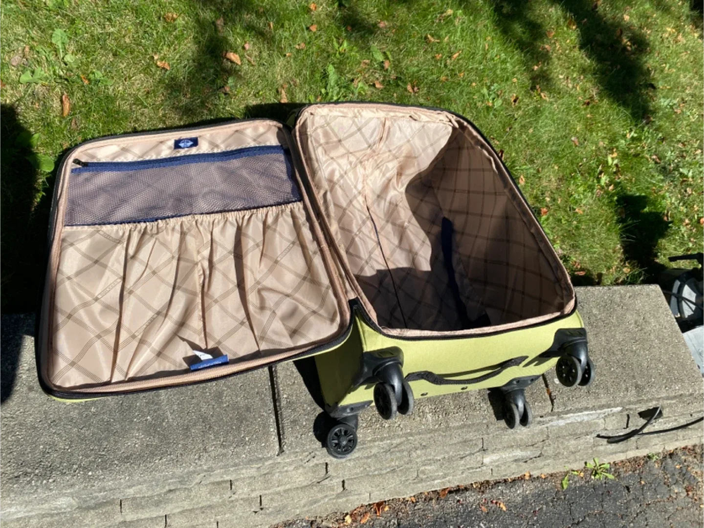 Medium Travel Suitcase - green image indicator(4)