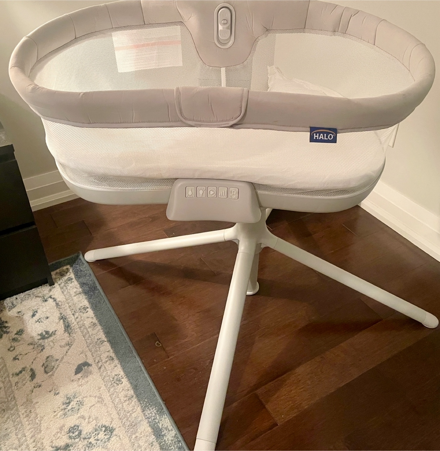Halo BassiNest Swivel Sleeper with Accessoriea