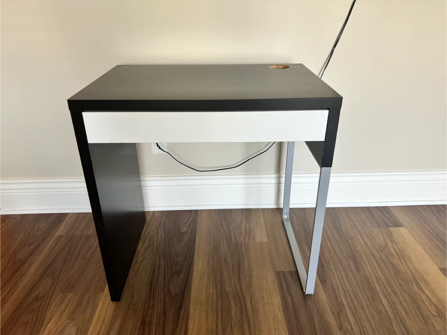 Black & White Desk with Drawer image indicator(6)