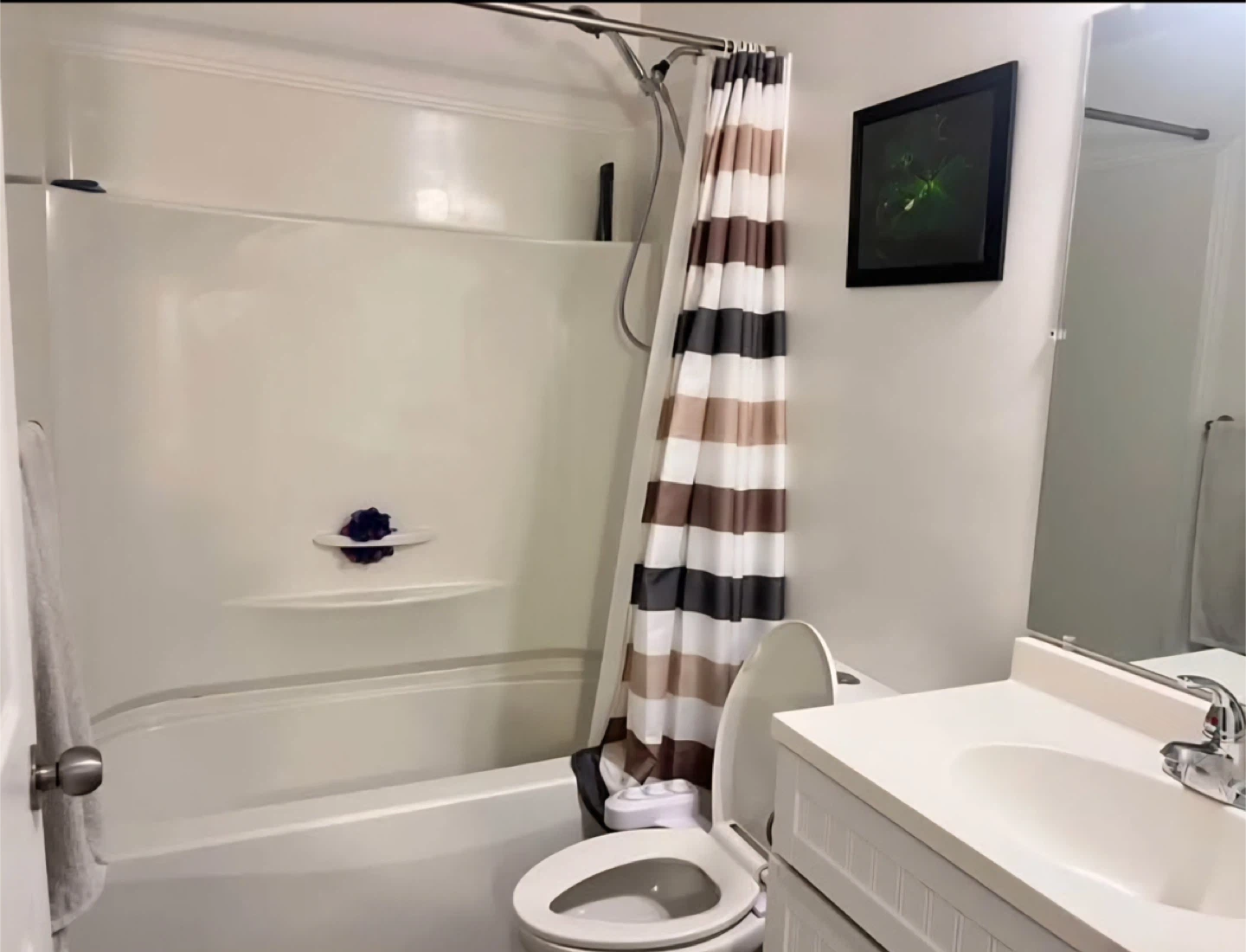 Renting a basement furnished single room - photo 3