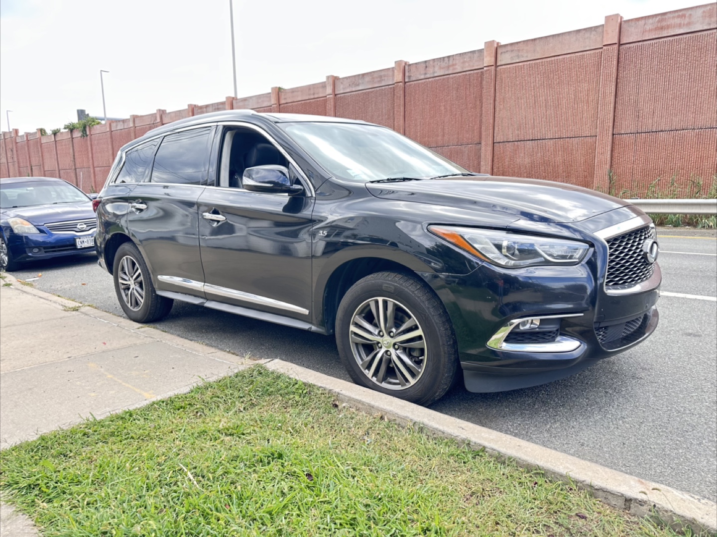 Infiniti QX60 - Black SUV - photo 2