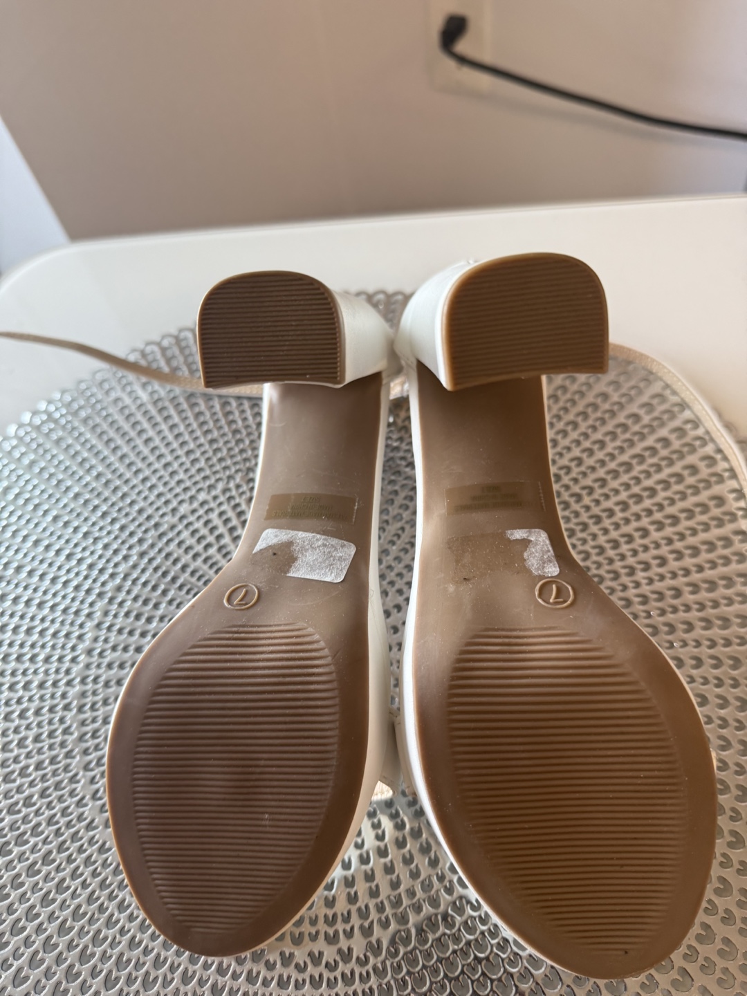 Vince Camuto White Heels - Size 7 - photo 2
