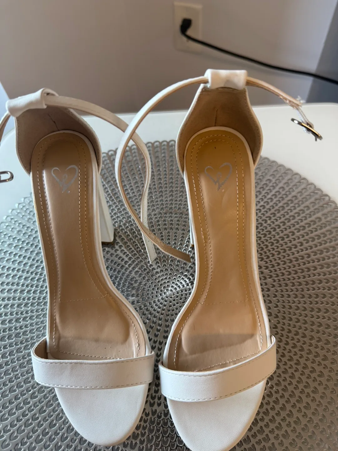 Vince Camuto White Heels - Size 7 thumbnail