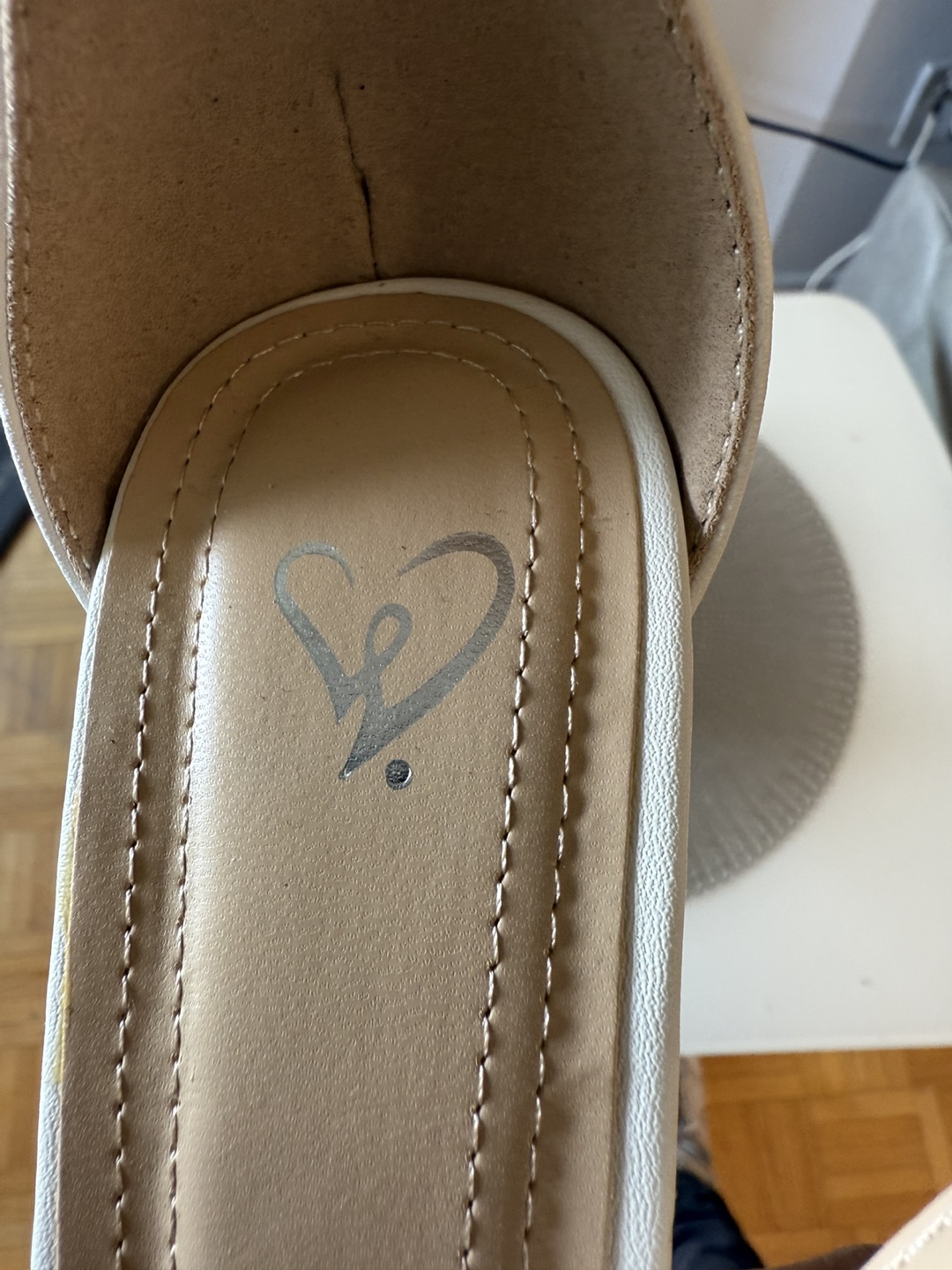 Vince Camuto White Heels - Size 7 - photo 4