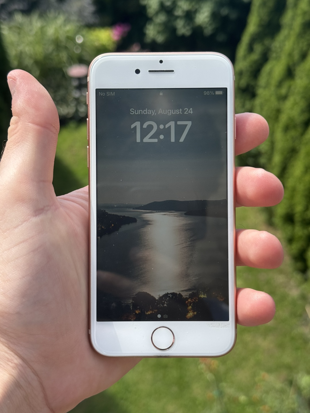 iPhone 8 (64GB) – Unlocked & Ready to Use – Great Condition - photo 3