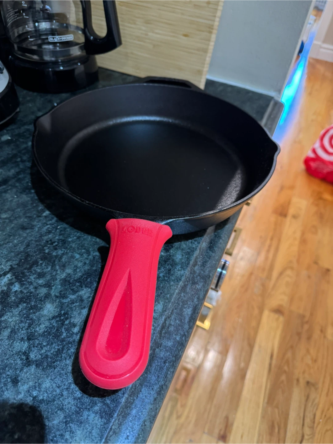 Lodge Cast Iron Skillet with Red Handle Cover - photo 3
