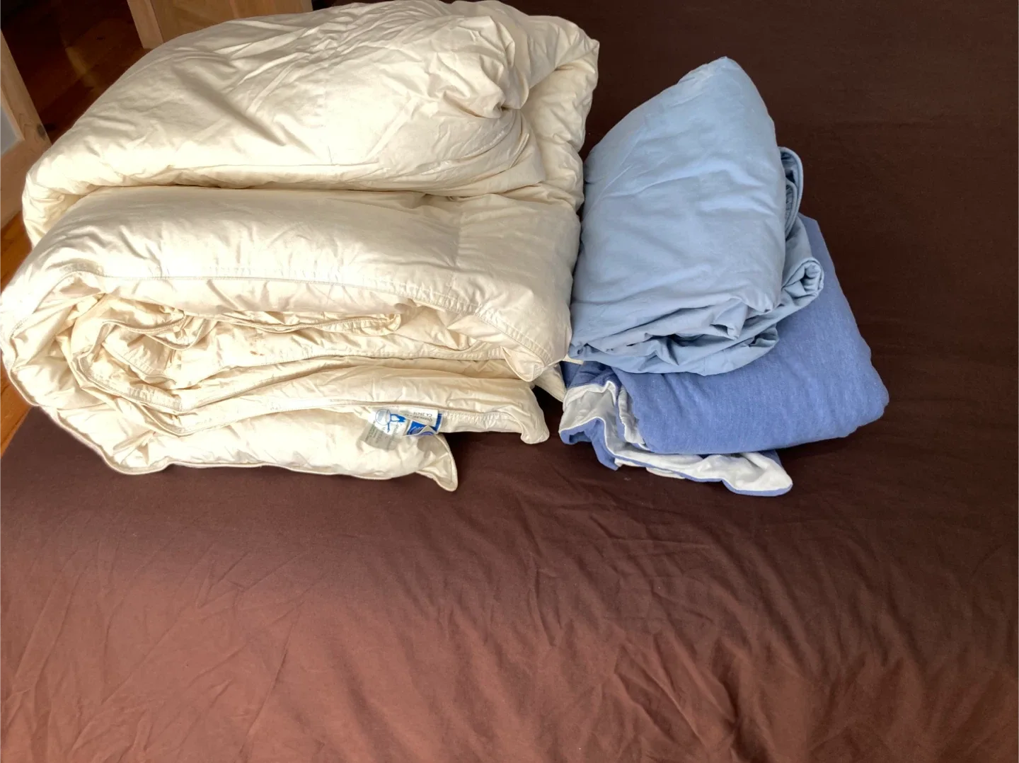 queen sized feather duvet and 2 duvet covers 🥕 thumbnail
