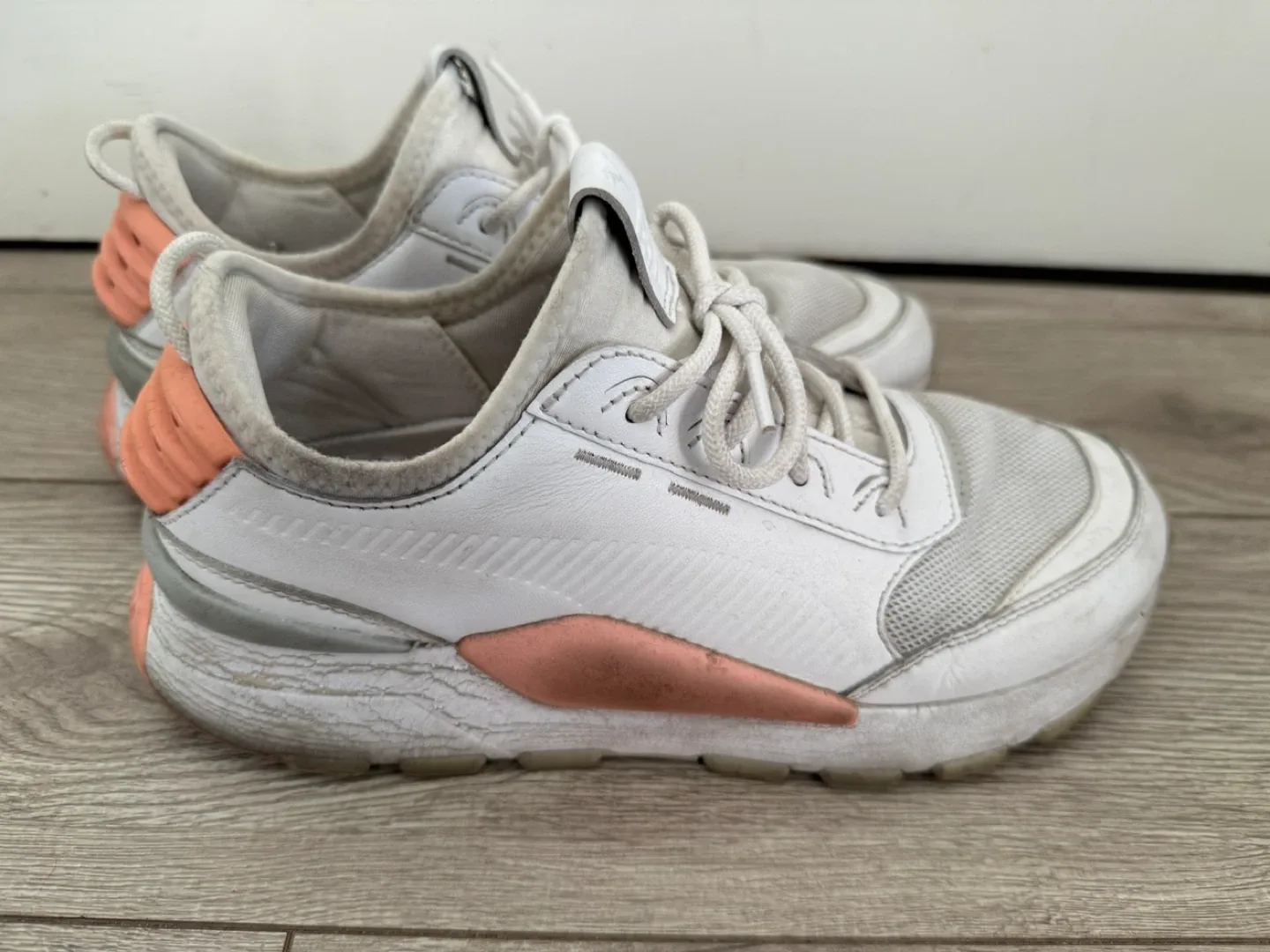 Puma White Sneakers - US 7 thumbnail