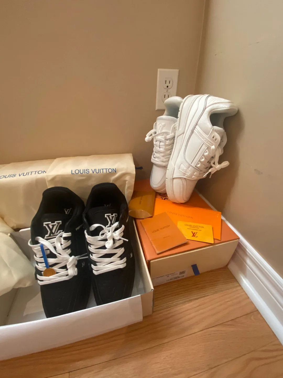 Louis Vuitton Trainer Sneakers - Black & White thumbnail