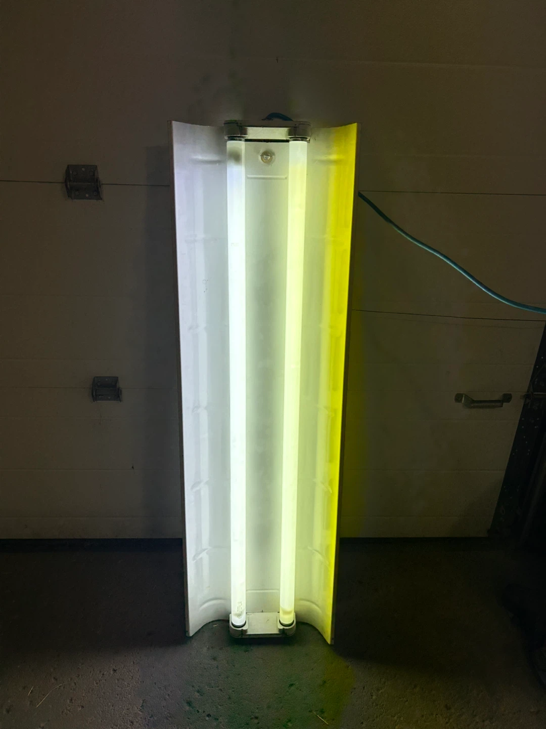 Fluorescent Light Fixture - photo 3